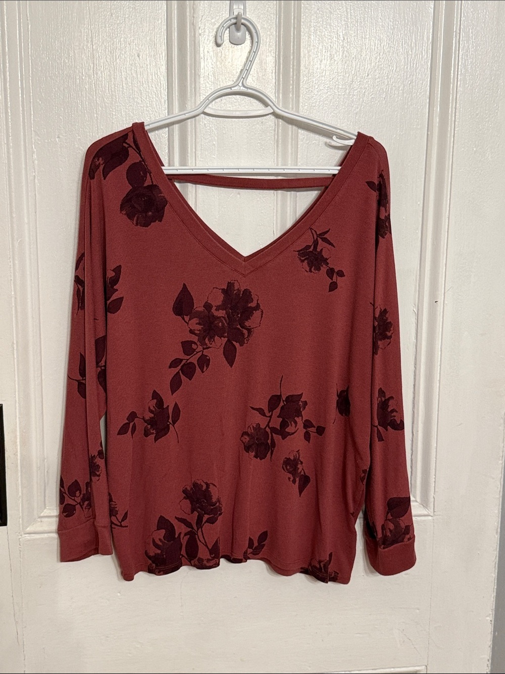Reitmans Rose-Print V-Neck Long Sleeve Tee in Maroon